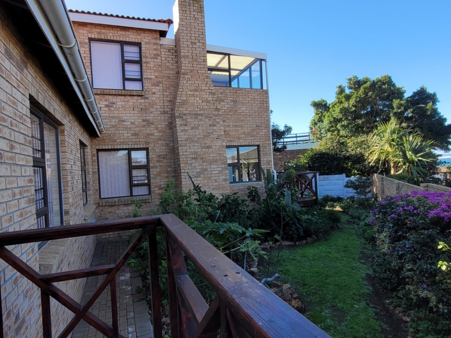 To Let 4 Bedroom Property for Rent in Wavecrest Eastern Cape